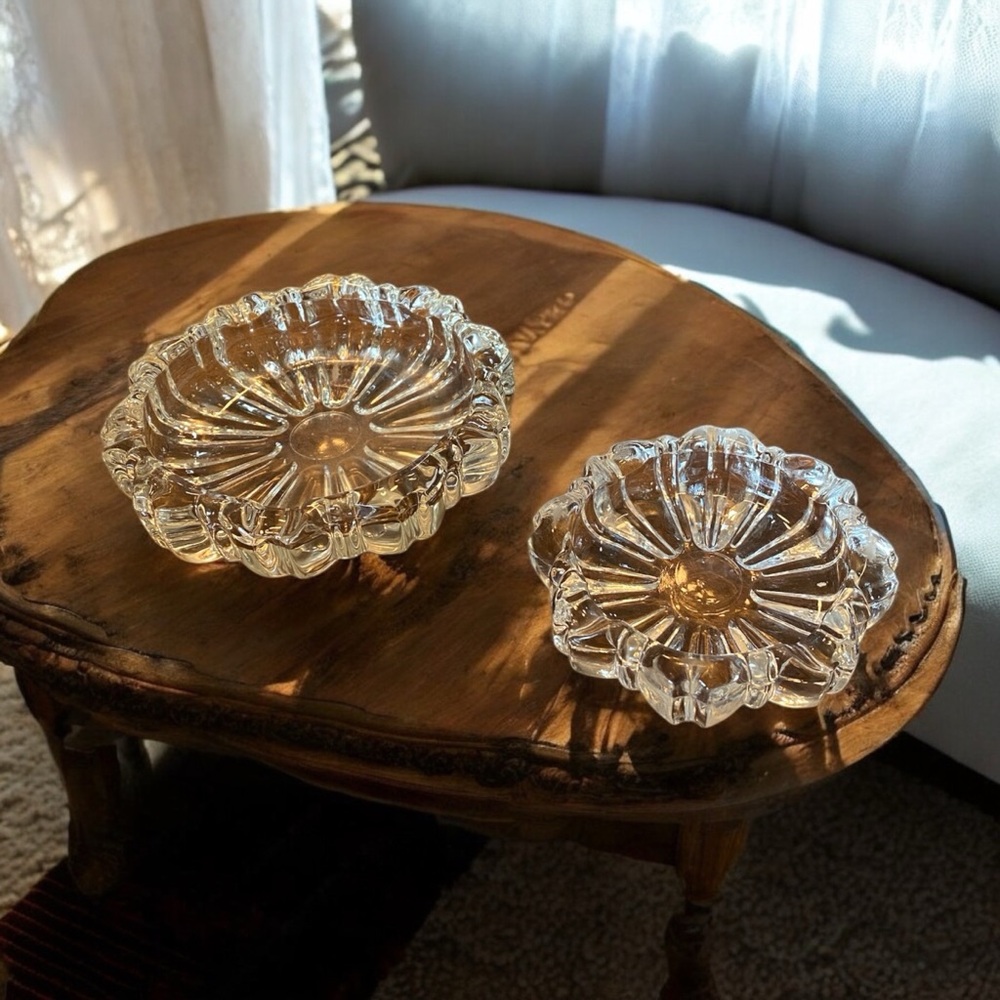 Elegant Glass Nesting Ashtrays. Pair - Picture 2 of 4